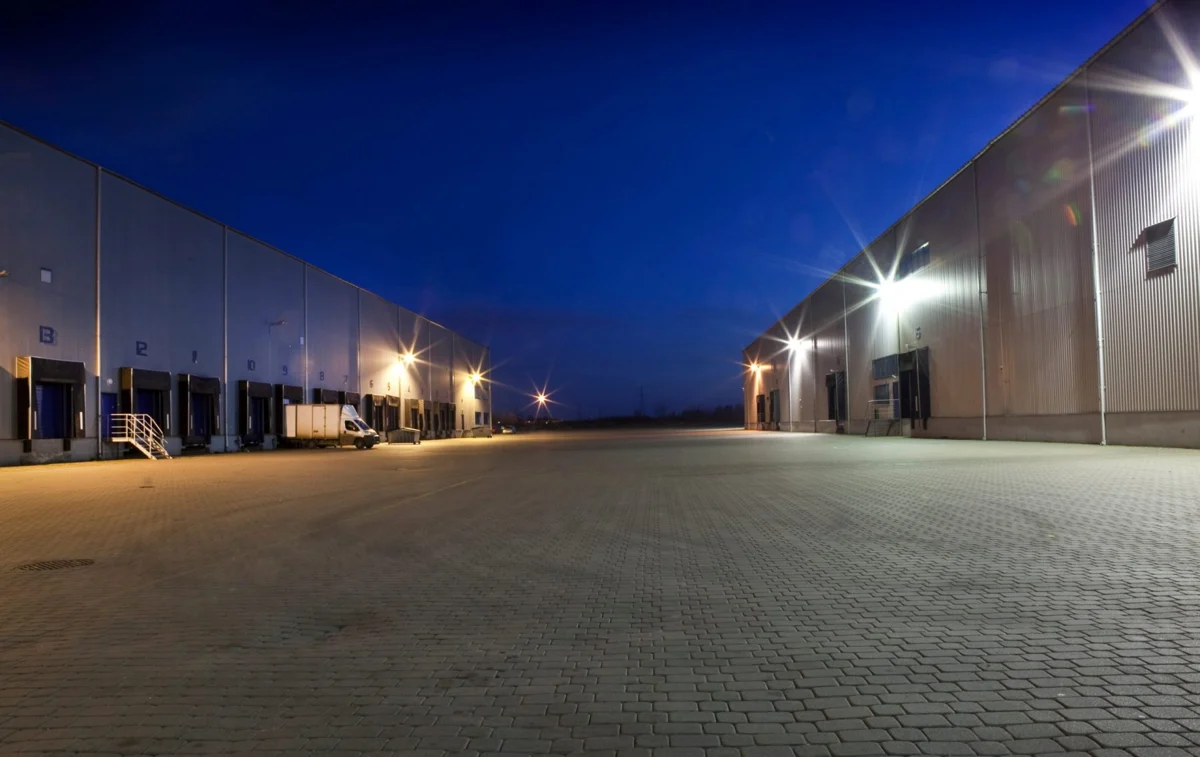 Terminal magazynowy z dokami przeładunkowymi